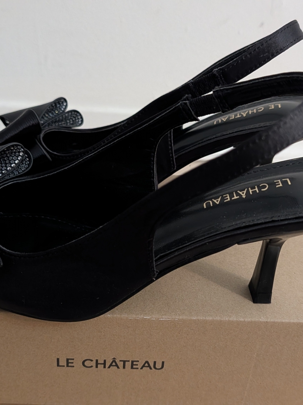 Brand New le chateau Black Slingback Kitten Heel Pumps with Bow Accent